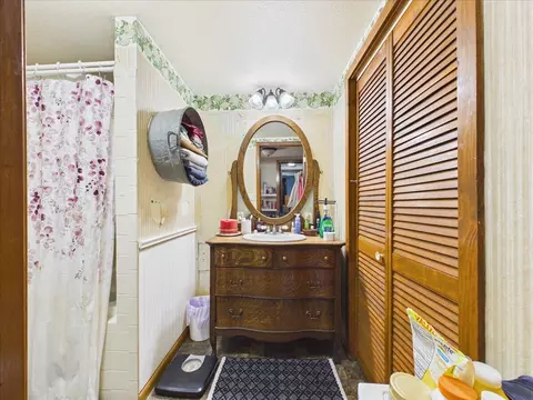 Bath - 29159 Lakeside Ave, Edwards, MO 65326 photo 2 of 4