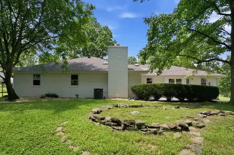 Exterior - 1524 S Charing Ave, Springfield, MO 65809 photo 6 of 9