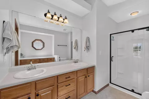 Bath - 1589 E Redrex St, Springfield, MO 65804 photo 1 of 2