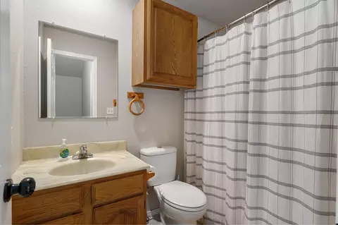 Bath - 523 E Camino St, Springfield, MO 65810 photo 3 of 4