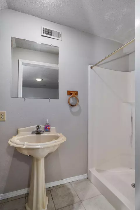 Bath - 523 E Camino St, Springfield, MO 65810 photo 4 of 4
