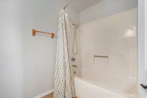 Bath - 523 E Camino St, Springfield, MO 65810 photo 2 of 4