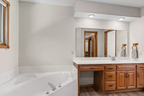 Bath - 3107 N Bobwhite Dr, Ozark, MO 65721 photo 3 of 7