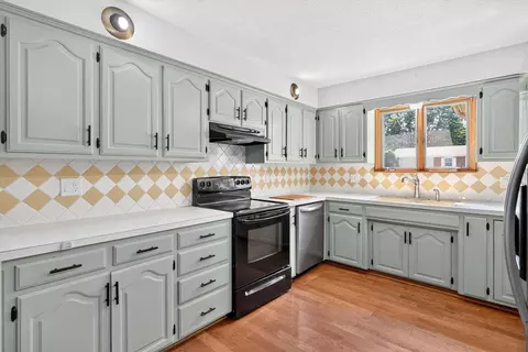Kitchen - 1635 Oak Dr, Aurora, MO 65605 photo 2 of 4