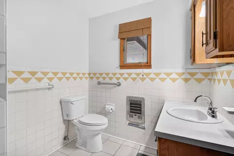 Bath - 1635 Oak Dr, Aurora, MO 65605 photo 3 of 3