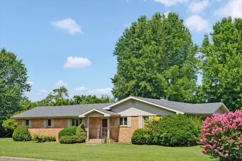 Exterior - 1635 Oak Dr, Aurora, MO 65605 photo 2 of 4