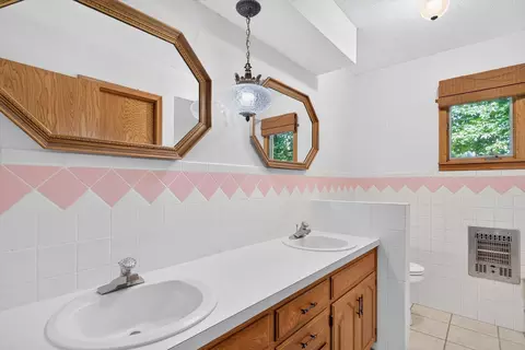 Bath - 1635 Oak Dr, Aurora, MO 65605 photo 1 of 3