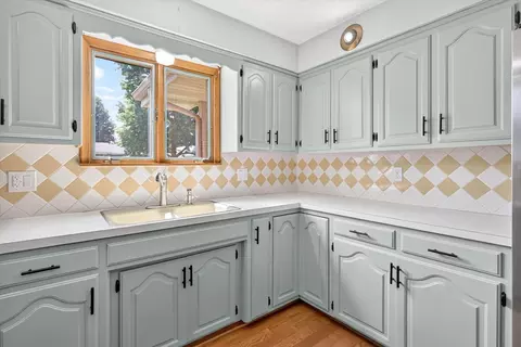 Kitchen - 1635 Oak Dr, Aurora, MO 65605 photo 4 of 4