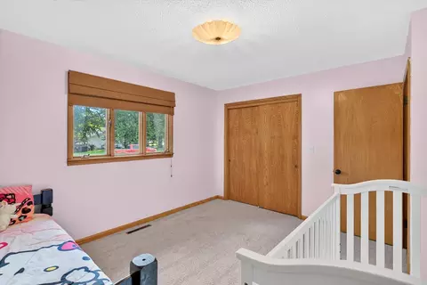 Bedroom - 1635 Oak Dr, Aurora, MO 65605 photo 4 of 6