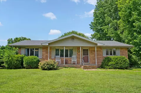 Exterior - 1635 Oak Dr, Aurora, MO 65605 photo 3 of 4