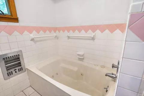 Bath - 1635 Oak Dr, Aurora, MO 65605 photo 2 of 3