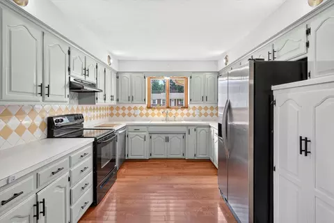 Kitchen - 1635 Oak Dr, Aurora, MO 65605 photo 1 of 4