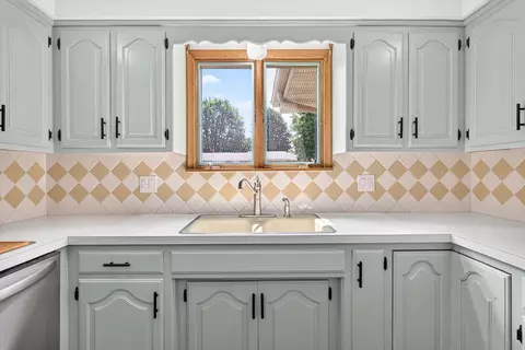 Kitchen - 1635 Oak Dr, Aurora, MO 65605 photo 3 of 4