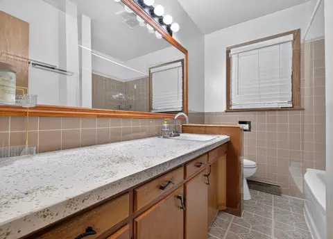 Bath - 1428 S Marlan Ave, Springfield, MO 65804 photo 3 of 5