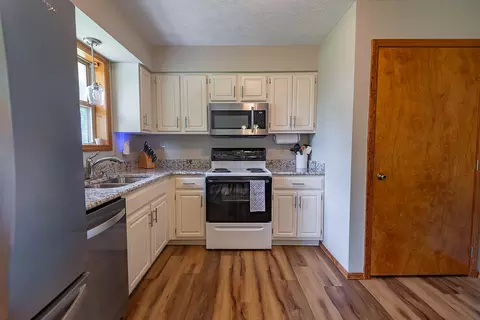 Kitchen - 3368 W Deerfield St, Springfield, MO 65807 photo 2 of 2