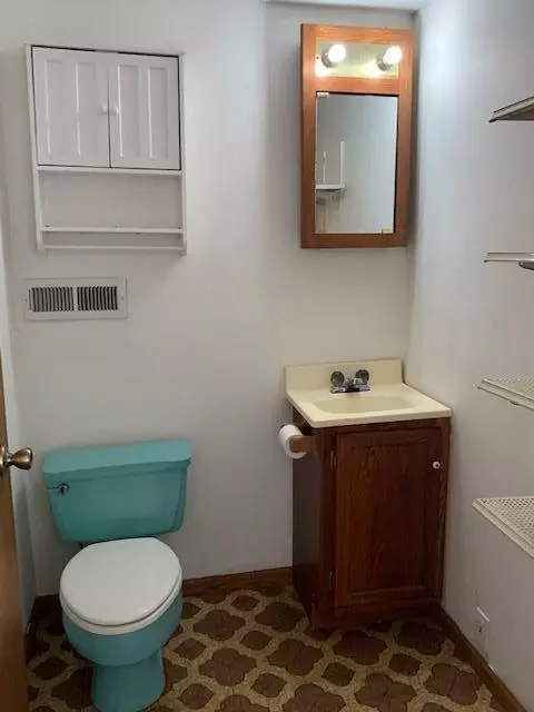 Bath - 104 Mitchell St, Greenfield, MO 65661 photo 1 of 2