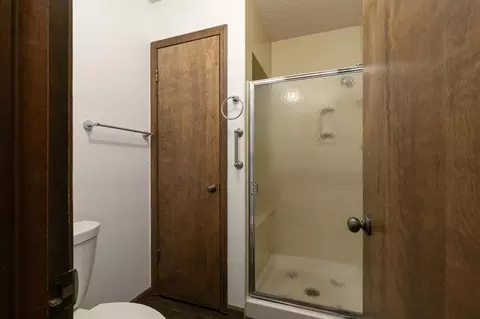 Bath - 1536 E Hanover St, Springfield, MO 65804 photo 2 of 3