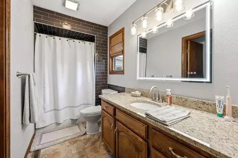 Bath - 3187 W Berkeley St, Springfield, MO 65807 photo 2 of 2