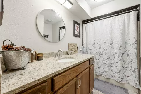 Bath - 3187 W Berkeley St, Springfield, MO 65807 photo 1 of 2
