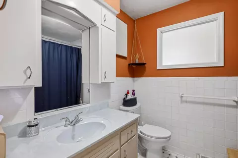 Bath - 616 W Sylvania St, Springfield, MO 65807 photo 1 of 2