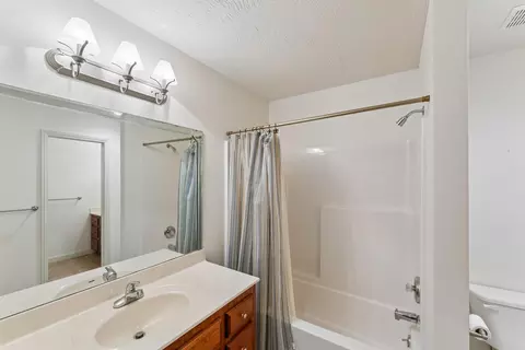 Bath - 4478 E Golden Oak Ln, Springfield, MO 65803 photo 5 of 6