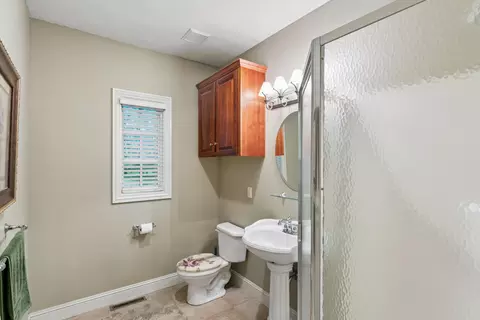 Bath - 4478 E Golden Oak Ln, Springfield, MO 65803 photo 3 of 6