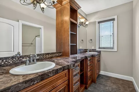 Bath - 3905 E Windsmore Dr, Springfield, MO 65802 photo 7 of 9