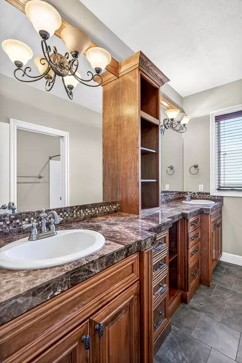 Bath - 3905 E Windsmore Dr, Springfield, MO 65802 photo 8 of 9