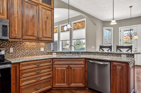 Kitchen - 3905 E Windsmore Dr, Springfield, MO 65802 photo 4 of 7