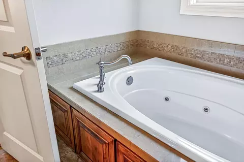 Bath - 3905 E Windsmore Dr, Springfield, MO 65802 photo 5 of 9