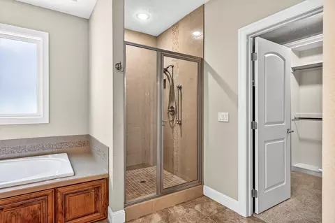 Bath - 3905 E Windsmore Dr, Springfield, MO 65802 photo 6 of 9