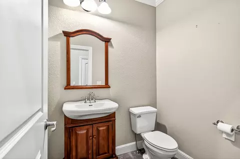 Bath - 3905 E Windsmore Dr, Springfield, MO 65802 photo 1 of 9