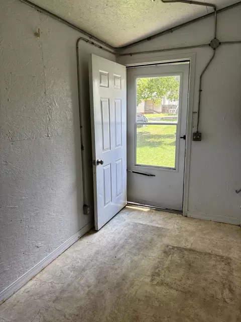 Entry Way - 507 3rd St, Monett, MO 65708 photo 1 of 1
