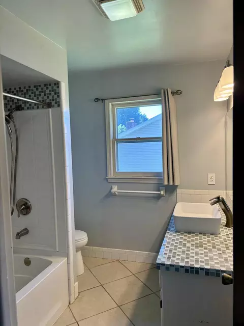 Bath - 5628 S Mccann Ave, Springfield, MO 65804 photo 3 of 7