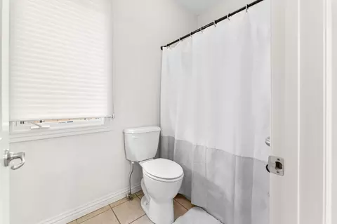 Bath - 3002 W Cantebury St, Springfield, MO 65810 photo 5 of 7