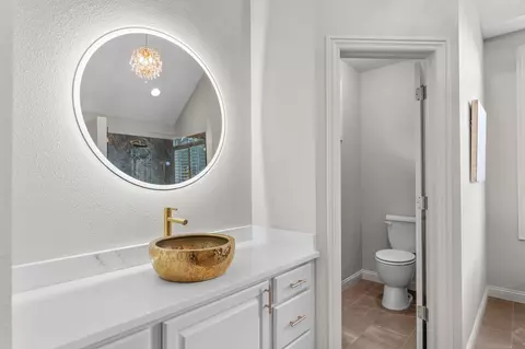 Bath - 3002 W Cantebury St, Springfield, MO 65810 photo 3 of 7