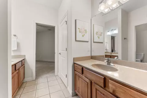Bath - 3002 W Cantebury St, Springfield, MO 65810 photo 4 of 7