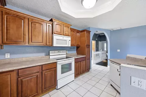 Kitchen - 5561 S Pinehurst Ave, Springfield, MO 65810 photo 3 of 3