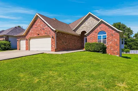 Exterior - 5561 S Pinehurst Ave, Springfield, MO 65810 photo 2 of 10