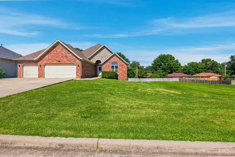Exterior - 5561 S Pinehurst Ave, Springfield, MO 65810 photo 4 of 10