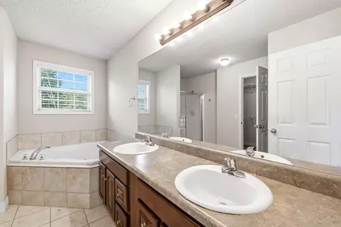 Bath - 5561 S Pinehurst Ave, Springfield, MO 65810 photo 2 of 5