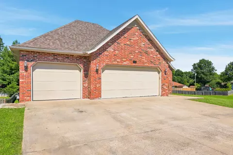 Exterior - 5561 S Pinehurst Ave, Springfield, MO 65810 photo 3 of 10