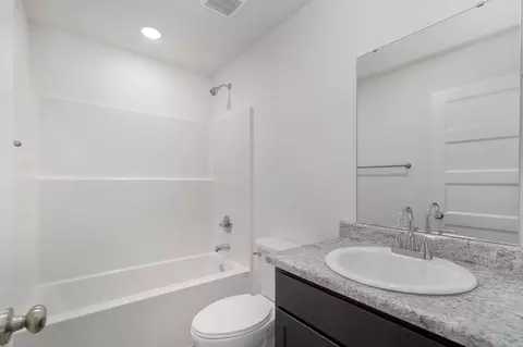 Bath - 717 N Weaver Ave, Springfield, MO 65802 photo 2 of 2
