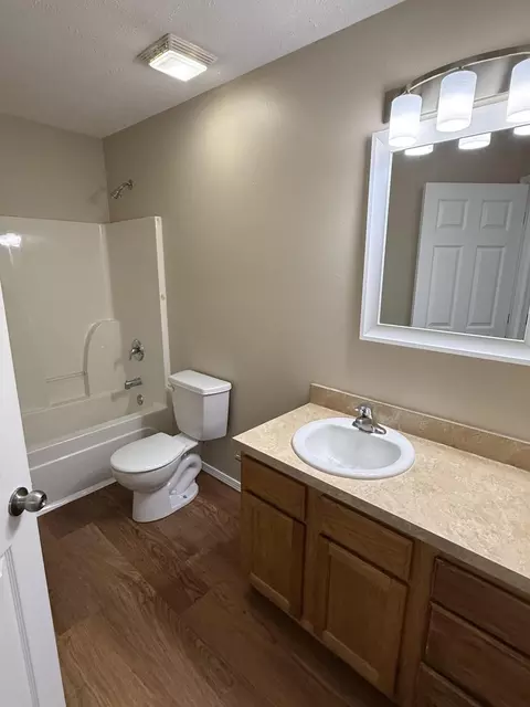 Bath - 4420 W Delmar St, Springfield, MO 65802 photo 3 of 3