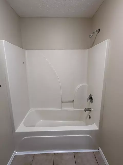 Bath - 4420 W Delmar St, Springfield, MO 65802 photo 2 of 3