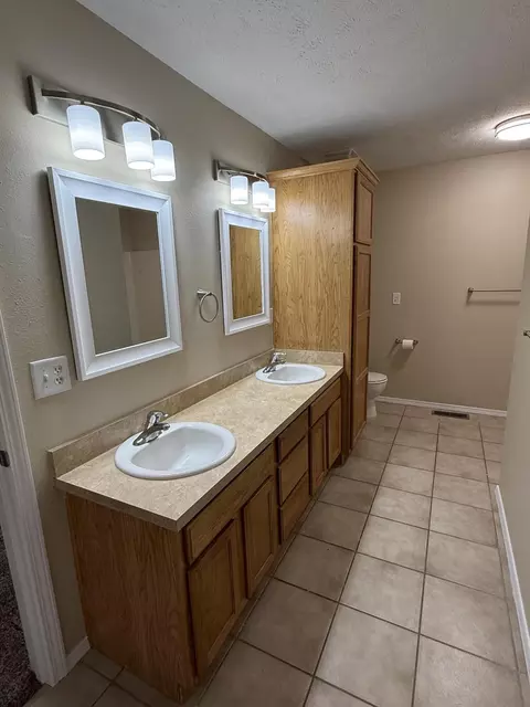 Bath - 4420 W Delmar St, Springfield, MO 65802 photo 1 of 3