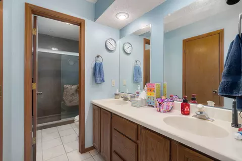 Bath - 5927 S Kimbrough Ave, Springfield, MO 65810 photo 1 of 3