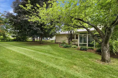 Exterior - 1860 E Meadow Dr, Springfield, MO 65804 photo 5 of 10