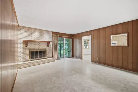 Living - 1860 E Meadow Dr, Springfield, MO 65804 photo 5 of 6