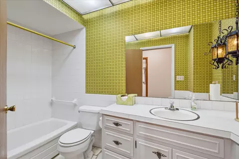 Bath - 1860 E Meadow Dr, Springfield, MO 65804 photo 3 of 3